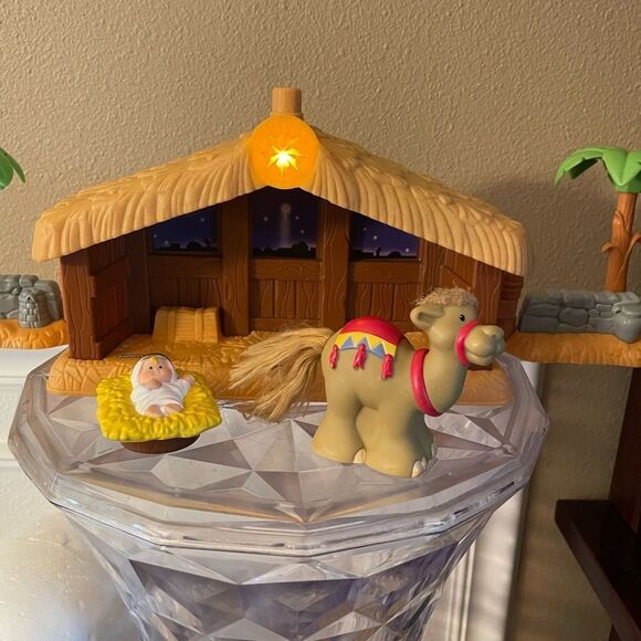 Fisher Price Nativity Musical House with Side Palm Trees and 2 Figures - Picture 3 of 12
